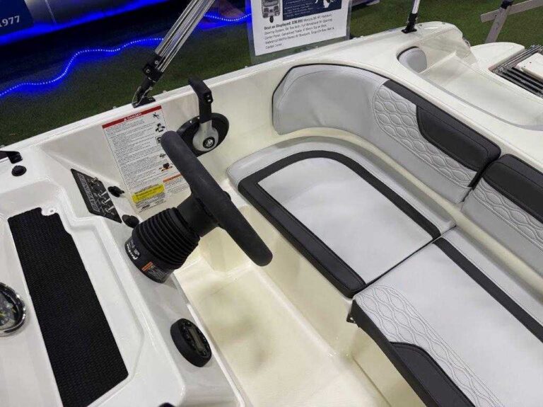 2026 Bayliner M17 - Full Windshield US-BLBX1754A626 [photo 21]